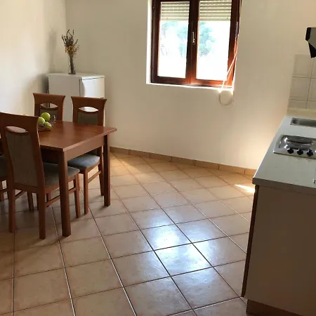 Live Apartment *